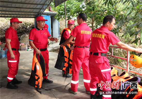 广西爱新医疗紧急救援中心联合上林县举行综合性救灾演练(图2)