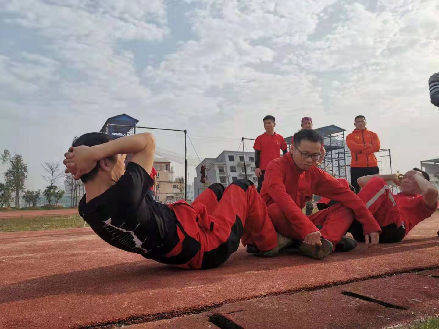 3月13日派出工作组到广西消防集训基地看望我中心参赛队员